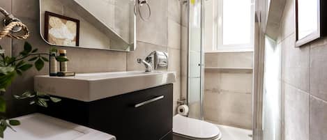 Douche, sèche-cheveux, serviettes fournies, savon