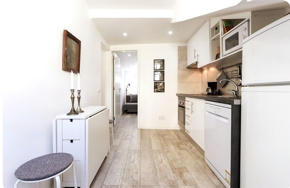 Kühlschrank, Mikrowelle, Herdplatte, Wasserkocher mit Kaffee-/Teezubehör