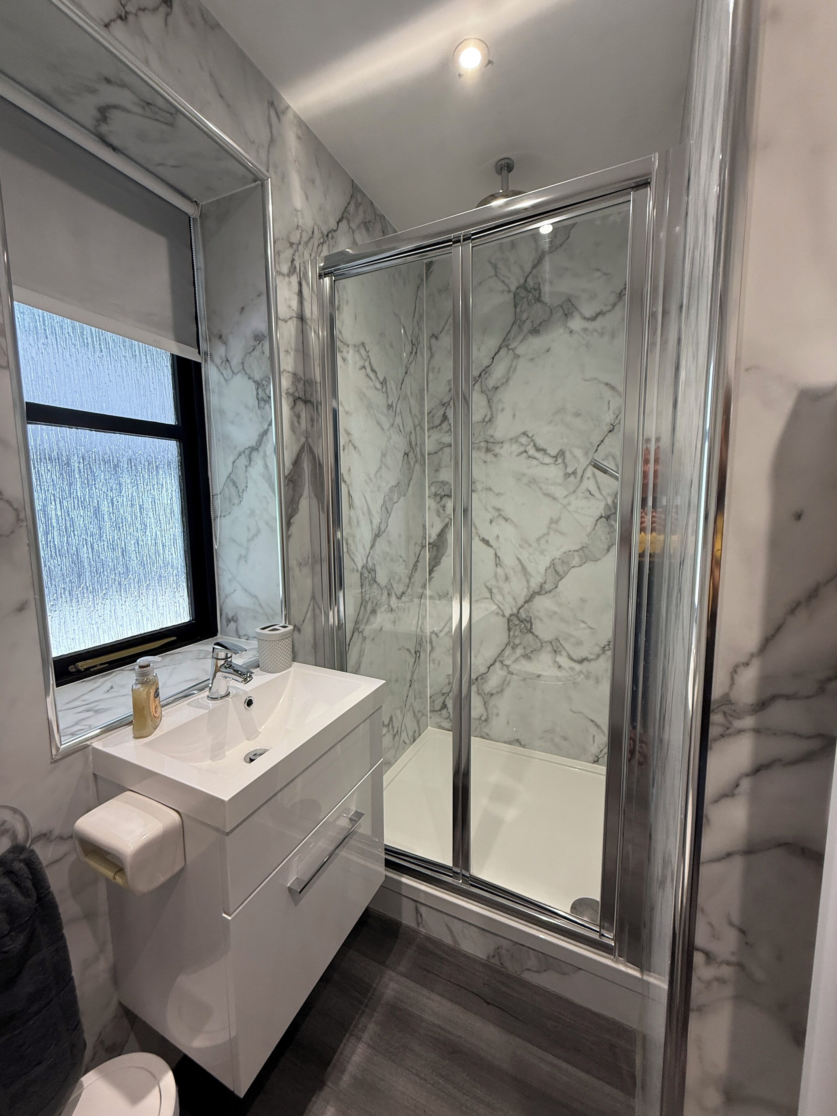 Dusche, Haartrockner, Handtücher, Seife