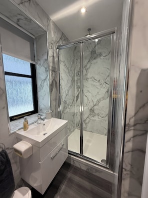Douche, sèche-cheveux, serviettes fournies, savon
