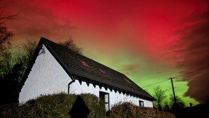 A white house with a steep roof, surrounded by greenery and a stone wall. - Coorie Cottage, a peaceful Highland retreat for 6. Near Glencoe and Fort William (Fort William)