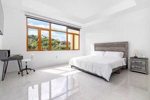 2 bedrooms, in-room safe, desk, iron/ironing board