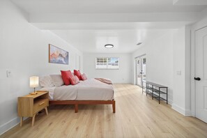 4 bedrooms, desk, WiFi