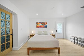 4 bedrooms, desk, WiFi