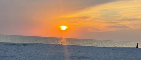 在海滩、沙滩椅