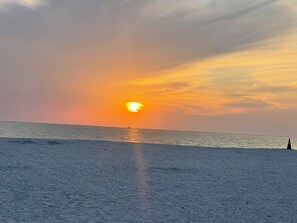 On the beach, sun loungers - Beachfront Oasis Lido Key Sarasota, 1-bedrm  furnished condo  WiFi, fitness rm. (Sarasota)