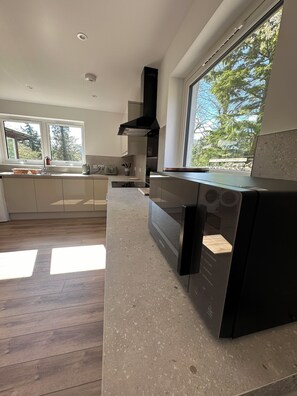 Fridge, microwave, oven, stovetop - Cottage for 8 - ideally located between Glencoe and Fort William close to shore. (Fort William)