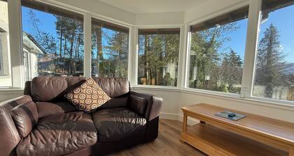 Cottage for 8 - ideally located between Glencoe and Fort William close to shore.