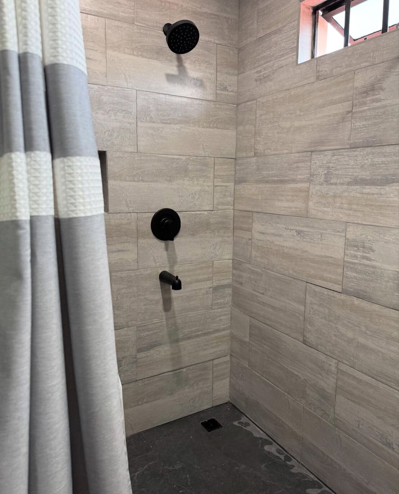 Een douche, handdoeken, zeep, toiletpapier