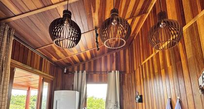 Charming Wooden House in Sítio Tardezinha de Pilar