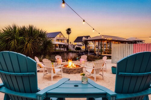 3-min walk to the Beach! Heated Pool & Fire pit!