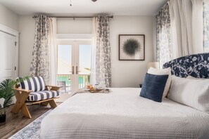 2 chambres, fer et planche à repasser, lit de bébé portatif