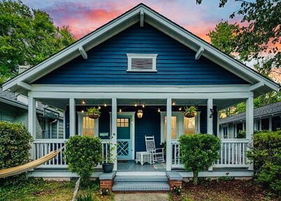 Blue Bungalow~Charming Carolina Place~Mins to Riverfront + UNCW~7 miles to Beach