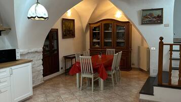 House, 2 Bedrooms, Garden View | Ruang makan