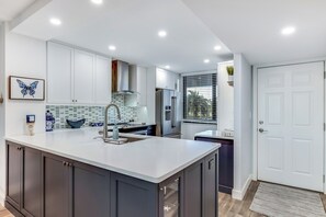 Private kitchen - Modern and updated 2-bedroom waterfront condo in Fort Myers Beach with pool (Fort Myers Beach)