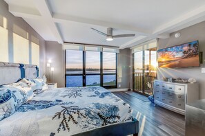 2 bedrooms, WiFi, bed sheets - Modern and updated 2-bedroom waterfront condo in Fort Myers Beach with pool (Fort Myers Beach)