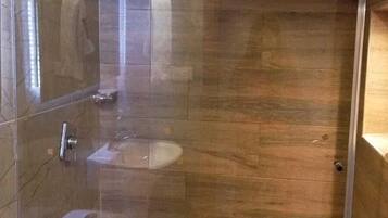 Phòng đôi tiện nghi đơn giản, sân hiên, quang cảnh vườn | Phòng tắm | Buồng tắm vòi sen, khăn tắm, xà phòng, giấy vệ sinh