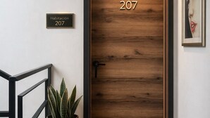 Suite – standard, balkong, byutsikt | Senger med Select Comfort-madrass og skrivebord
