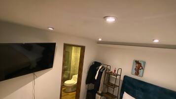 Phòng đôi tiện nghi đơn giản, sân hiên, quang cảnh vườn | Khu vực làm việc phù hợp cho laptop