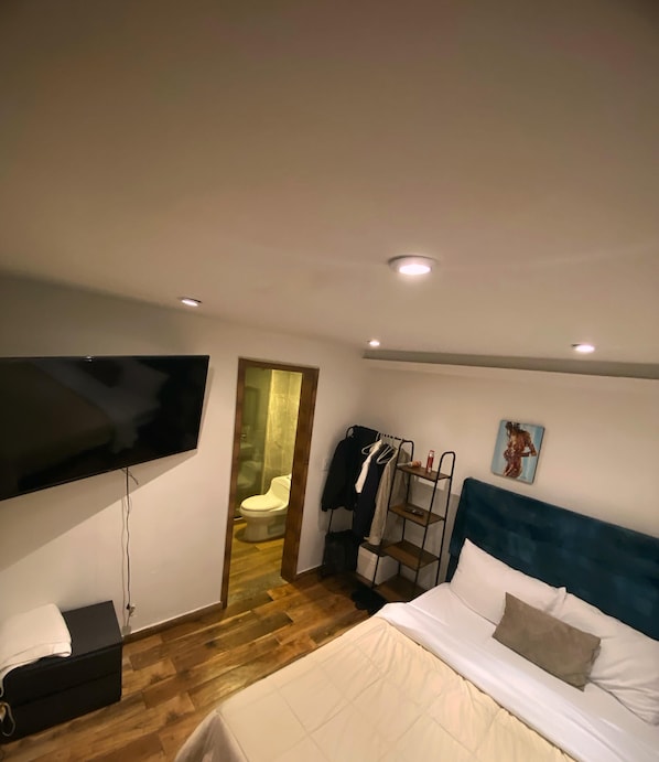 Comfort Double Room, Patio, Garden View | Laptop workspace, free WiFi - SWEET COLOMBIAN HOME (Bogotá)