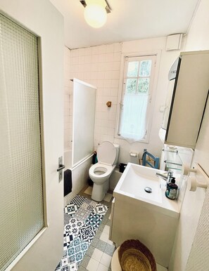 Dusche, Haartrockner, Handtücher, Seife