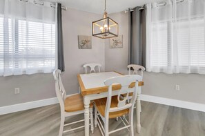 Dining - ⭐Walk to Beach-Winter Rates-Crystal Village II 16B- Sunlit Shores⭐ (Miramar Beach)