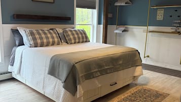 4 bedrooms, desk, iron/ironing board, WiFi