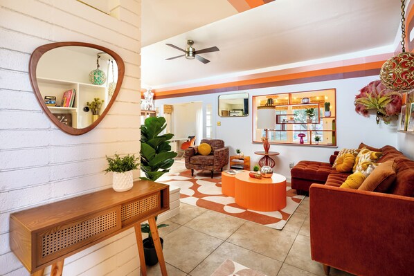 Smart TV - The Disco Day Desert House (Palm Springs)