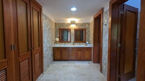 Douche, sèche-cheveux, bidet, serviettes fournies