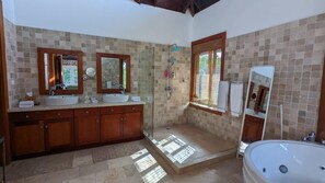 Shower, hair dryer, bidet, towels - Private 4-bedroom villa in Cap Cana (Punta Cana)
