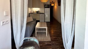 Een modern appartement met keuken, eethoek en woonkamer.