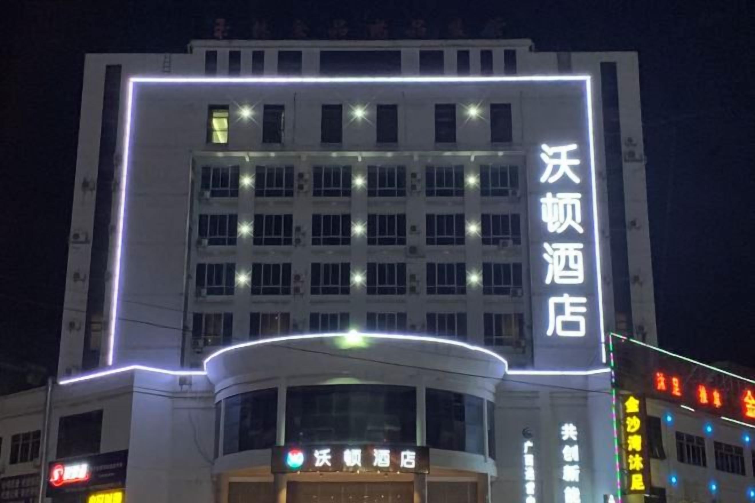 Un hôtel doté d’une enseigne bien visible, de plusieurs étages et d’une architecture moderne.