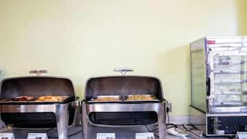 Dos estaciones de buffet con recipientes de comida y un microondas.