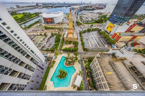 Luxury Downtown 2 BR with Skyline View