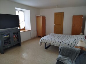 1 bedroom, travel cot, WiFi, bed sheets