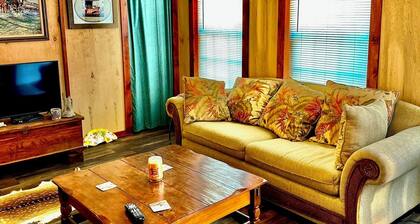 Lawrence's Llano River Tree Haus