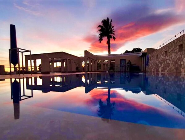 Outdoor pool, a heated pool - 15 minutes to the sea, your vacation paradise in the middle of an olive grove! (Camarles)