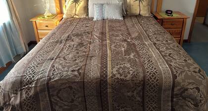 Charming 3-bed countryside house in Northampton with WiFi and AC, pool seasonal