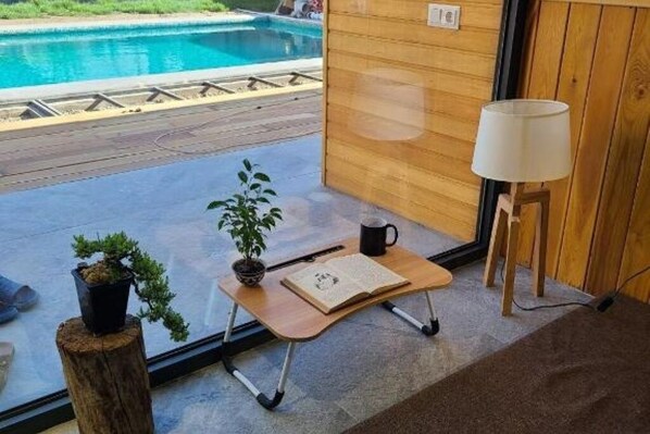 Interior - YO Guesthouse : Twin Room with Pool View (Тоshkent)