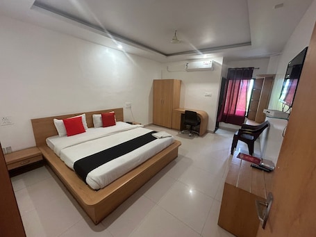 Quarto standard | Escrivaninha, Wi-Fi de cortesia. Hotel Tawa Plaza