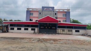 A hotel named "TAWA PLAZA" with a red roof and a sign above the entrance. - Hotel Tawa Plaza (Itarsi)