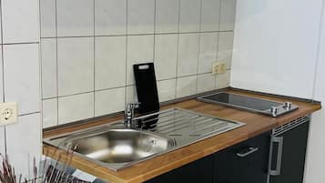 Refrigerador con freezer, microondas, horno, placa de cocina