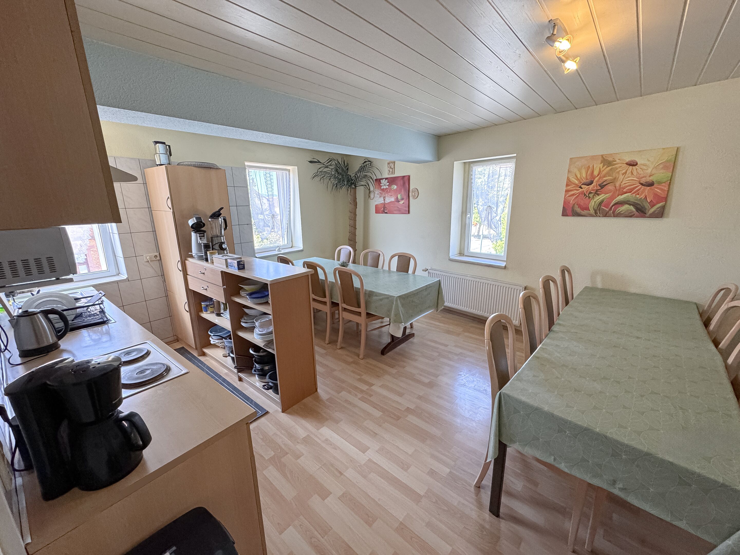 Großer Kühlschrank, Mikrowelle, Ofen, Herdplatte