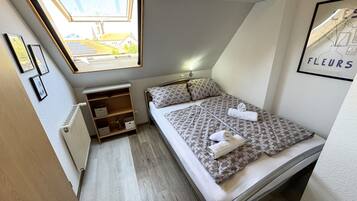 書桌、免費無線上網、床單