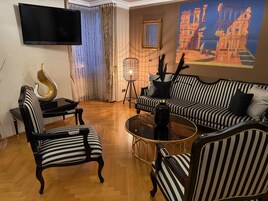 Suite Deluxe, baño privado, vistas a la ciudad | Caja fuerte, escritorio, cortinas opacas y sistema de insonorización