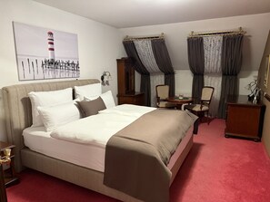 Dobbeltrom – comfort, privat bad, byutsikt | Safe på rommet, skrivebord, blendingsgardiner og lydisolert