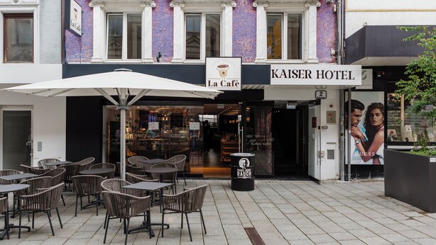 Hotellin julkisivussa on kahvila nimeltä ”La Café” ja kyltti, jossa lukee ”Kaiser Hotel”.