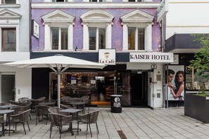 A hotel facade with a cafe named "La Café" and a sign for "Kaiser Hotel". - Kaiser Hotel Bregenz (Bregenz)