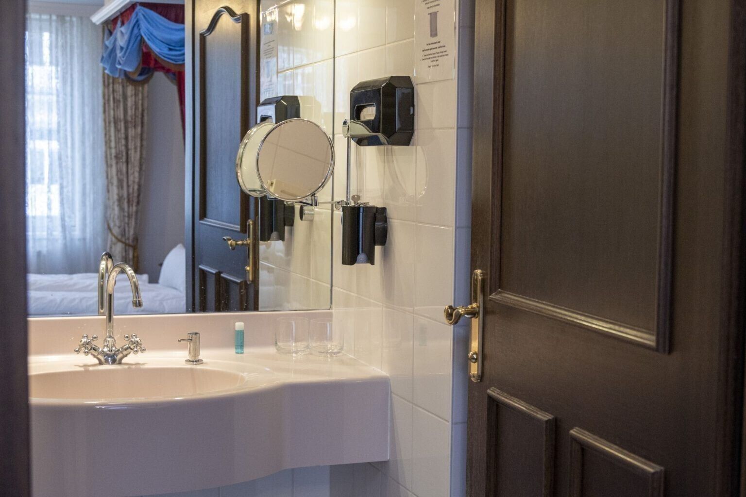 Produtos de toalete grátis, toalhas de banho, sabonete, shampoo