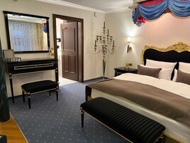 Suite Deluxe, baño privado, vistas a la ciudad | Caja fuerte, escritorio, cortinas opacas y sistema de insonorización